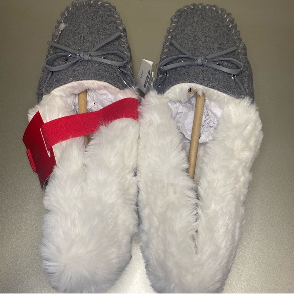 NWT TALBOTS RUBY BRUSHED FLANNEL MOCCASINS
IN GREY - SIZE 8 - Picture 3 of 9